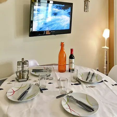 Bright For 2 Adults With A Furnished Balcony - Steps Apartamento *